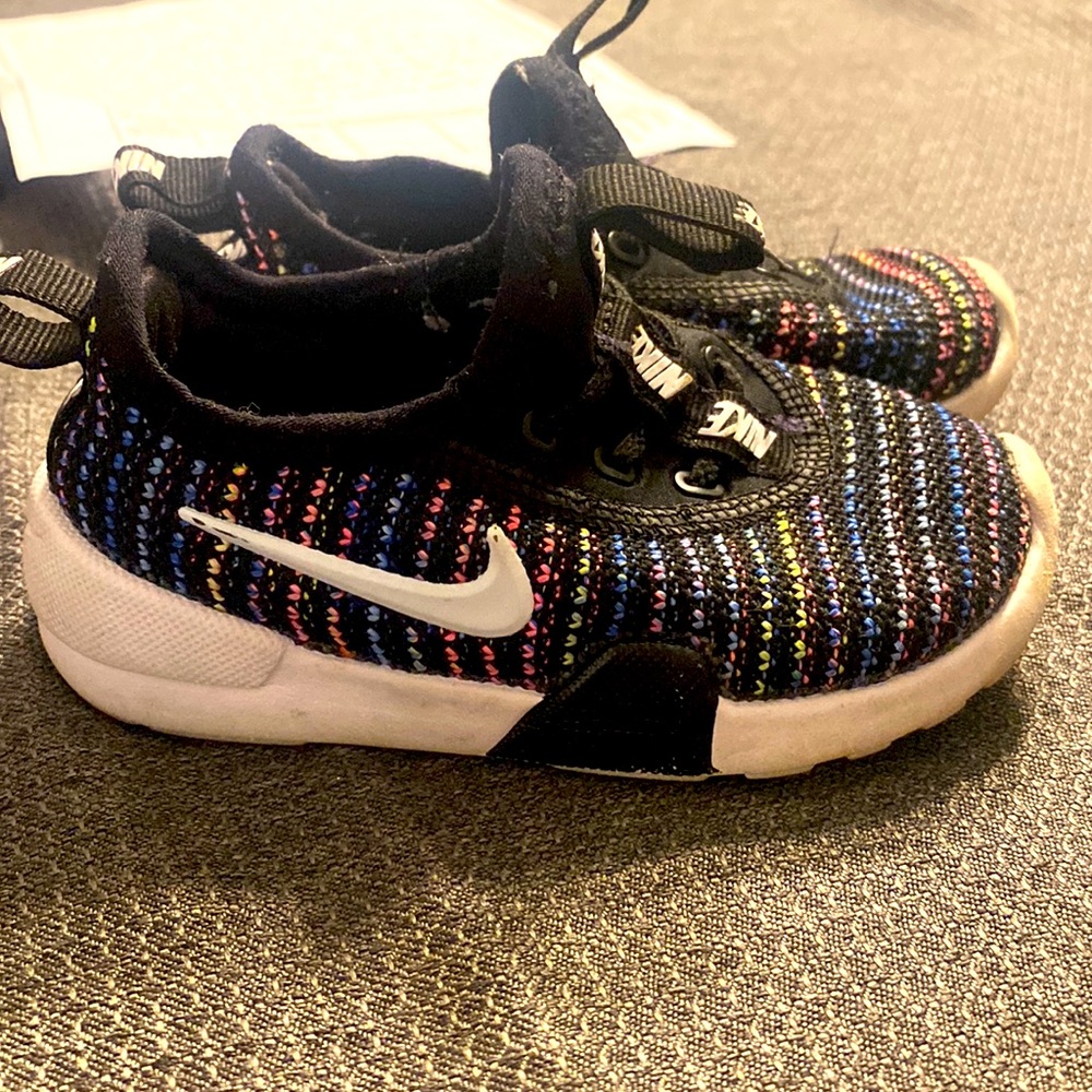 Toddler girls size 7 black and multicolored nike sneakers